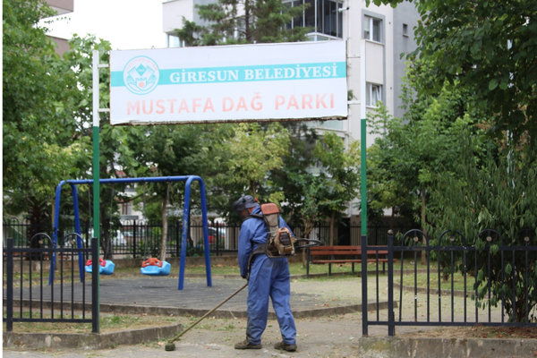 Giresun'da park ve bahçelerde temizlik çalışmaları sürüyor