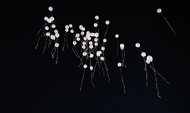 Gökyüzüne pembe balon bıraktılar