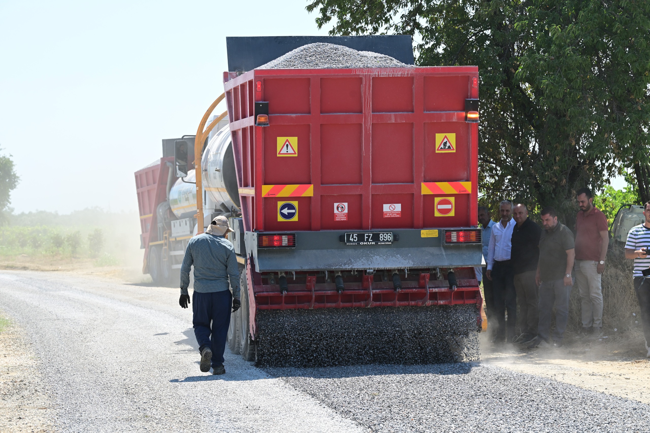 Gölmarmara’da 8 kilometrelik yolda sathi kaplama çalışması