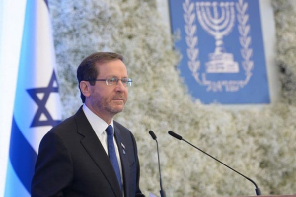 Herzog, askerde yaralanan Tulila ve ailesiyle bir araya geldi
