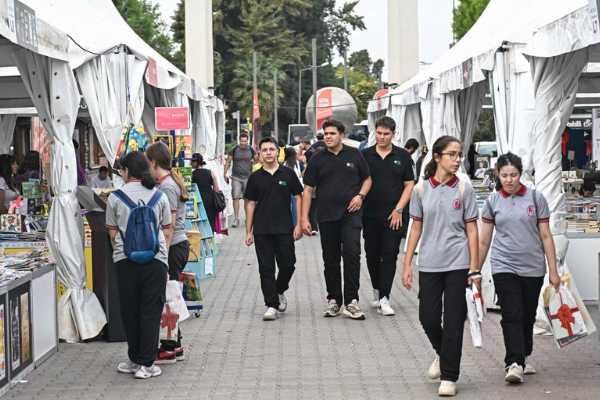 İZKİTAP Kültürpark’ta kitapseverleri buluşturuyor İZKİTAP Kültürpark’ta kitapseverleri buluşturuyor