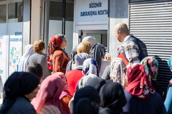 İzmir Büyükşehir Belediyesinden haftada 16 bin 800 kişilik sıcak yemek desteği
