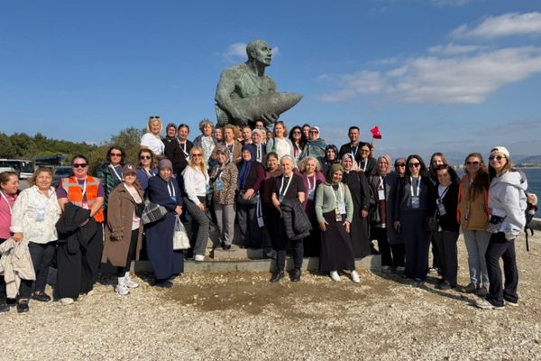 İzmir’de 250 genç Cumhuriyet için yürüdü, 200 kadın Çanakkale’yi gezdi