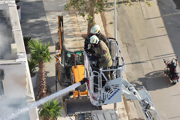 İzmir'de 8 katlı banka binasının çatısında yangın çıktı