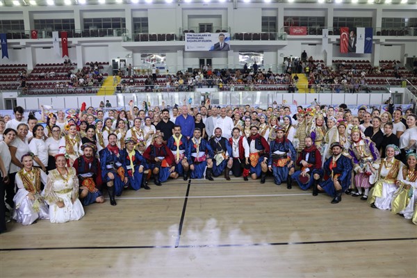 İzmir’de Balkan Halk Dansları kursunun final gösterisi düzenlendi