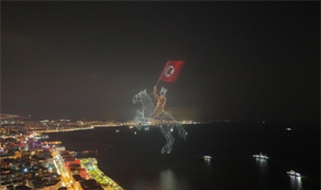 İzmir'de Cumhuriyet coşkusu gökyüzüne taştı