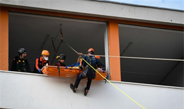 İzmir'de nefes kesen deprem tatbikatı