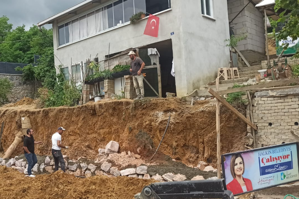 İzmit Belediyesi Akmeşe’de taş duvar çalışması başlattı İzmit Belediyesi Akmeşe’de taş duvar çalışması başlattı