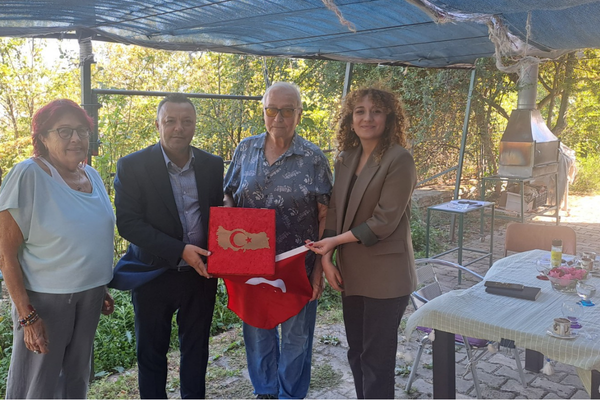 İzmit Belediyesinden Kıbrıs gazilerine ziyaret İzmit Belediyesinden Kıbrıs gazilerine ziyaret