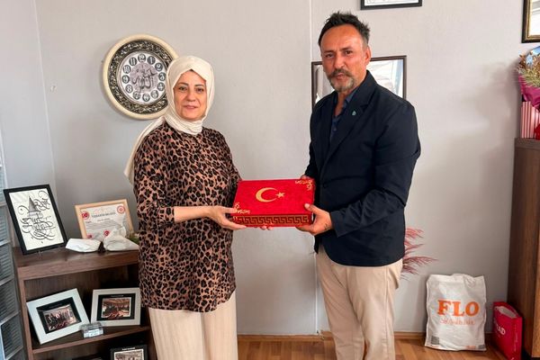 İzmit Belediyesi'nden muhtarlara doğum günü ziyareti