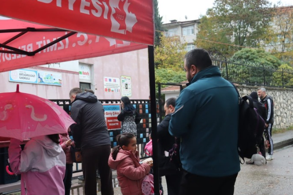 İzmit Belediyesinin Beslenme Saati uygulaması yağışa rağmen sürdü