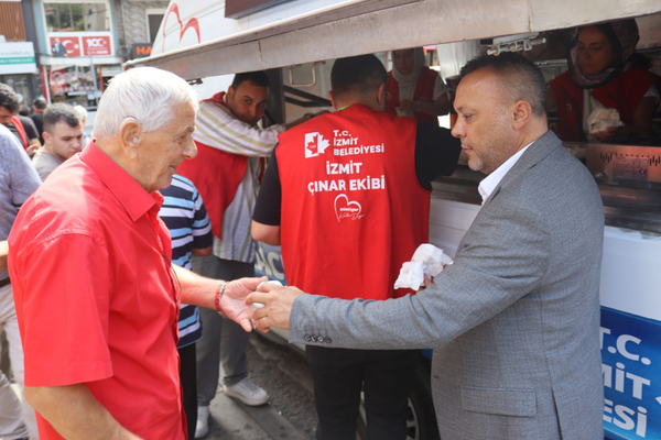 İzmit’te Cuma namazı sonrası vatandaşlara ikram İzmit’te Cuma namazı sonrası vatandaşlara ikram