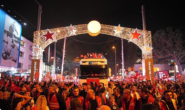 Kadıköy'de Yüz Binlerce Kişi Cumhuriyet İçin Yürüdü