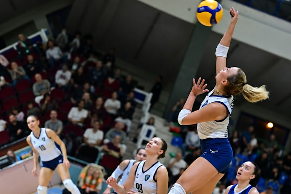Karacabey Belediyespor voleybolda haftayı iki galibiyetle tamamladı