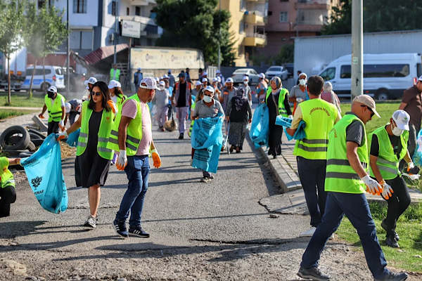 Kayapınar’da Huzurevleri Mahallesi’nde temizlik çalışması yapıldı Kayapınar’da Huzurevleri Mahallesi’nde temizlik çalışması yapıldı