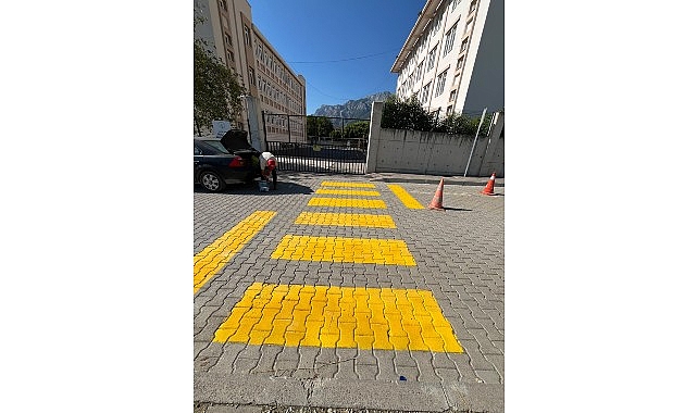 Kemer'de okul önlerindeki yaya geçitleri boyanıyor Kemer'de okul önlerindeki yaya geçitleri boyanıyor