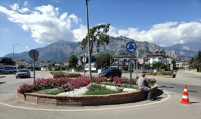 Kemer'de yeşil alanlarda bakım çalışmaları Kemer'de yeşil alanlarda bakım çalışmaları