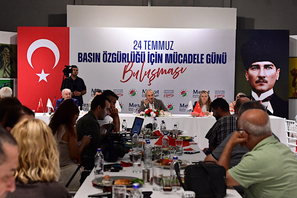 Kepez’de ‘Basın Özgürlüğü için Mücadele Buluşması’ düzenlendi Kepez’de ‘Basın Özgürlüğü için Mücadele Buluşması’ düzenlendi