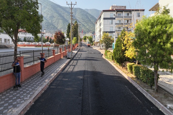 Kırkağaç'ta 4 bin ton sıcak asfalt seriliyor