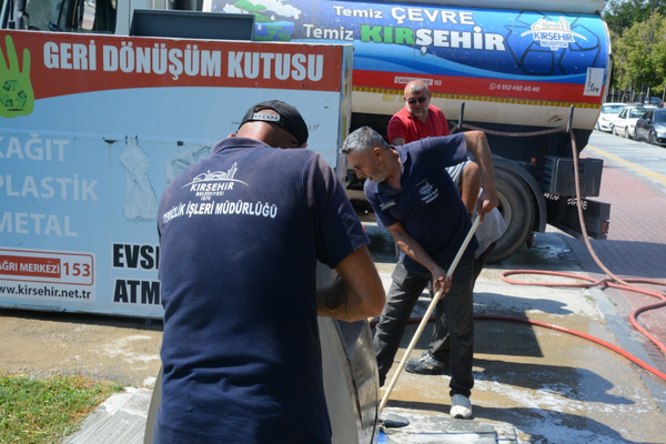 Kırşehir genelinde konteynerler temizleniyor Kırşehir genelinde konteynerler temizleniyor