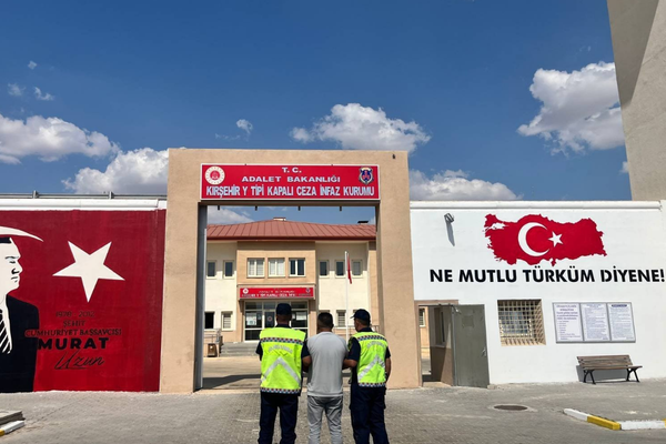 Kırşehir'de aranan şahıs yakalanıp cezaevine gönderildi Kırşehir'de aranan şahıs yakalanıp cezaevine gönderildi