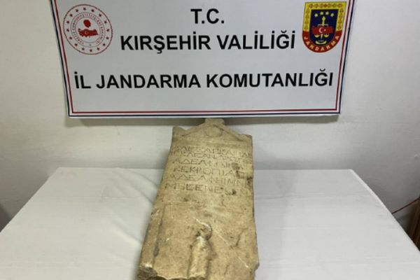 Kırşehir’de Roma dönemine ait olduğu değerlendirilen mezar taşı ele geçirildi Kırşehir’de Roma dönemine ait olduğu değerlendirilen mezar taşı ele geçirildi