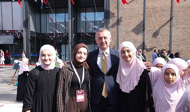 Kocaeli Kitap Fuarı'nda Filistin'e destek:  “Nehirden denize özgür Filistin!"