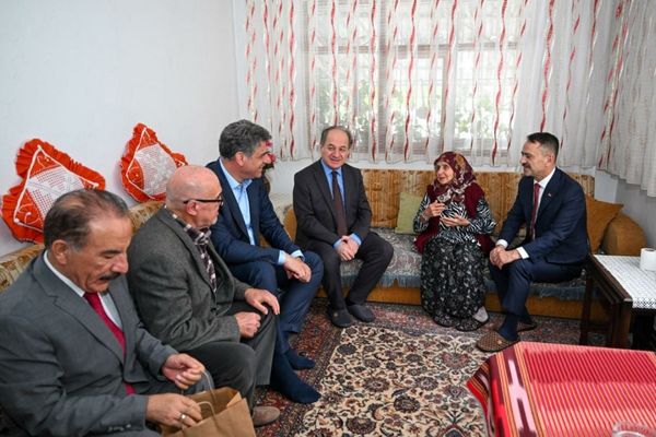 Kocaeli Valisi Aktaş’tan Cumhuriyet’in ulu çınarlarına ziyaret Kocaeli Valisi Aktaş’tan Cumhuriyet’in ulu çınarlarına ziyaret