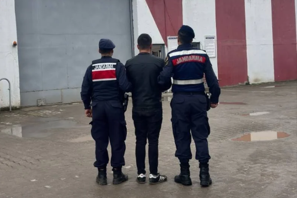 Kocaeli’de 12 yıl 6 ay hapis cezasıyla aranan şahıs yakalandı Kocaeli’de 12 yıl 6 ay hapis cezasıyla aranan şahıs yakalandı