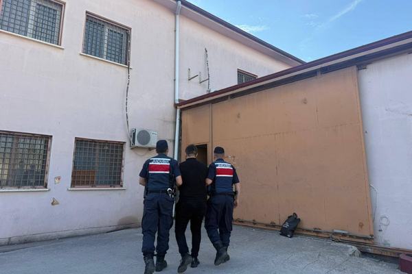 Kocaeli’de 16 yıl 8 ay hapis cezası bulunan şahıs yakalandı Kocaeli’de 16 yıl 8 ay hapis cezası bulunan şahıs yakalandı