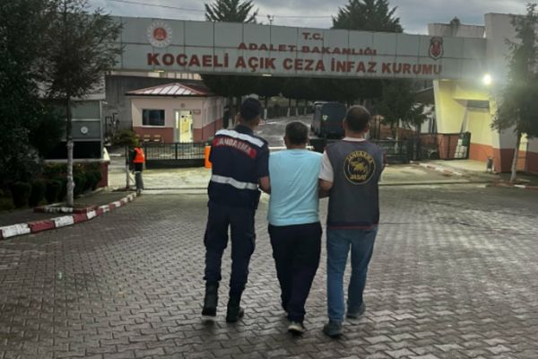 Kocaeli’de 8 yıl 4 ay hapis cezasıyla aranan şüpheli yakalandı Kocaeli’de 8 yıl 4 ay hapis cezasıyla aranan şüpheli yakalandı