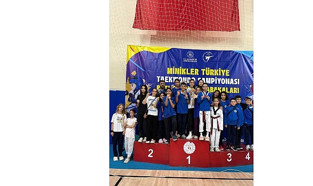 Kocaeli'nin gururu Kağıtspor kürsülerden inmiyor