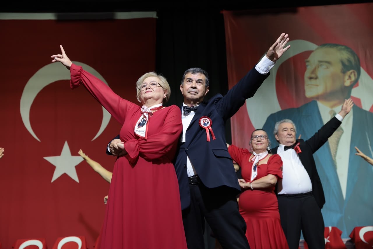Konak'ta Cumhuriyet “Selam Olsun Cumhuriyet’e” gösterisiyle kutlandı