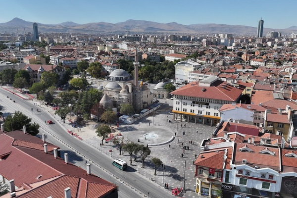 Konya Mevlana Caddesi’nde çevre düzenleme çalışmaları sürüyor