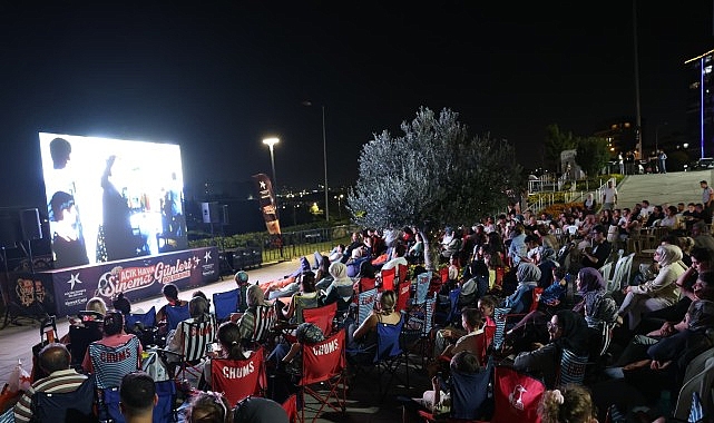 Küçükçekmece'de Açık Hava Sinema Günleri "Neşeli Günler" ile Başladı