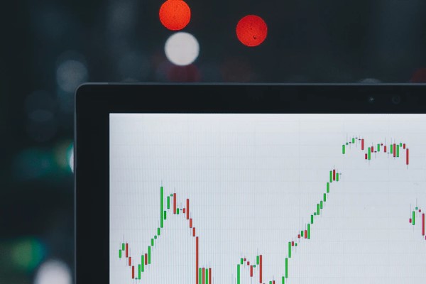 Küresel piyasalarda makro verilere yönelim artıyor, BIST 100’de 13.555 destek