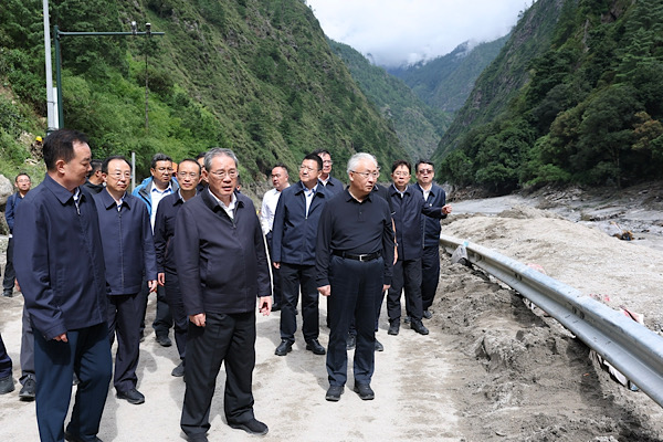 Li Qiang, afet bölgesinde arama-kurtarma çalışmalarını yönetiyor