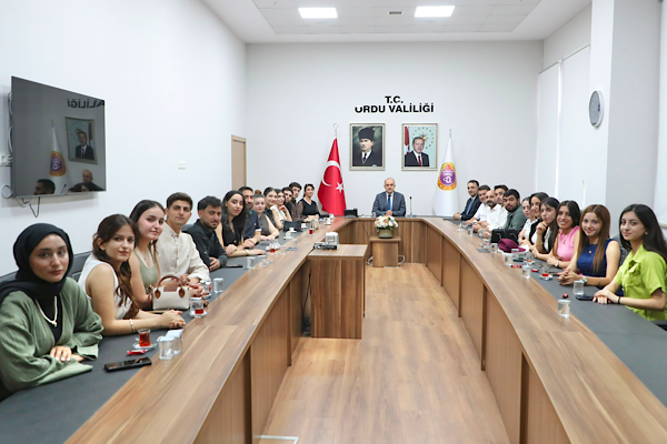 Mardinli üniversite öğrencileri Ordu Valisi Erol’u ziyaret etti
