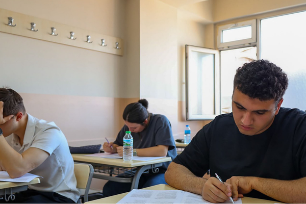 Mihmandar Akademi öğrencileri YKS'de derece elde etti Mihmandar Akademi öğrencileri YKS'de derece elde etti