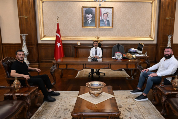 Milli Kick Boks Sporcusu Muhammed Dursun’dan Vali Aktaş’a ziyaret Milli Kick Boks Sporcusu Muhammed Dursun’dan Vali Aktaş’a ziyaret