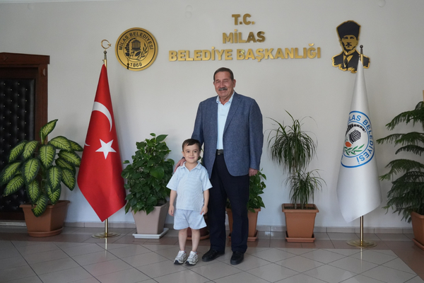 Minik Göktuğ’dan Başkan Fevzi Topuz’a teşekkür ziyareti