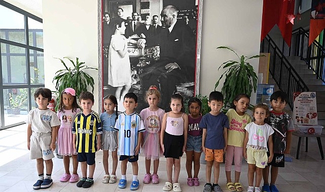 Minik yüreklerde 30 Ağustos ruhu: Harçlıklarını Mehmetçik Vakfına bağışladılar