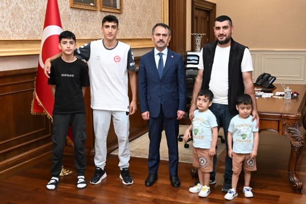 Minikler Türkiye Şampiyonu Ali Osman Can'dan Vali Aktaş'a ziyaret Minikler Türkiye Şampiyonu Ali Osman Can'dan Vali Aktaş'a ziyaret