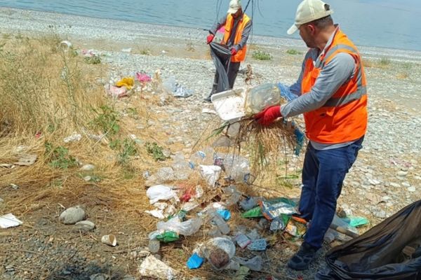 Mollakasım sahilinde tonlarca çöp toplandı Mollakasım sahilinde tonlarca çöp toplandı