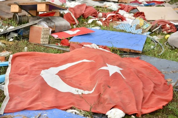 Mustafakemalpaşa’da çöp ve molozların arasında Türk bayrakları bulundu Mustafakemalpaşa’da çöp ve molozların arasında Türk bayrakları bulundu