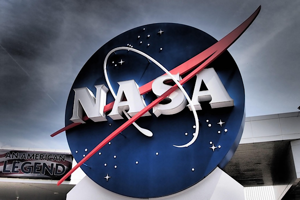 NASA astronotları uzay istasyonunun dışına yeni güneş paneli kuruyor NASA astronotları uzay istasyonunun dışına yeni güneş paneli kuruyor