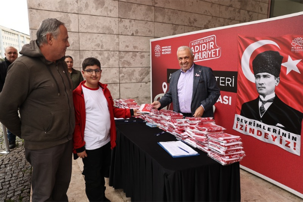 Nilüfer'de 29 Ekim öncesi ücretsiz Atatürk posteri dağıtımı