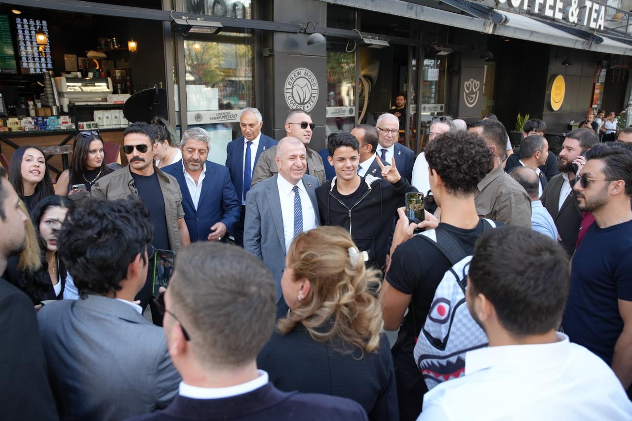 Özdağ, Bornova Küçükpark’ta vatandaşlarla bir araya geldi Özdağ, Bornova Küçükpark’ta vatandaşlarla bir araya geldi