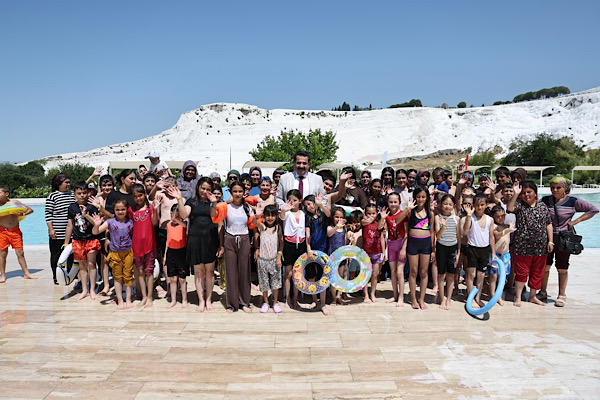 Pamukkale’de “Annemle Yüzmenin Tam Zamanı” projesine bin 500 kişi katıldı Pamukkale’de “Annemle Yüzmenin Tam Zamanı” projesine bin 500 kişi katıldı