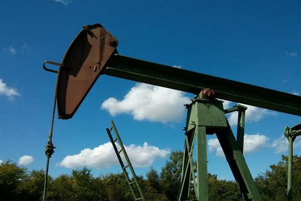 Petrol fiyatları geriledi, doğal gaz yükseldi Petrol fiyatları geriledi, doğal gaz yükseldi